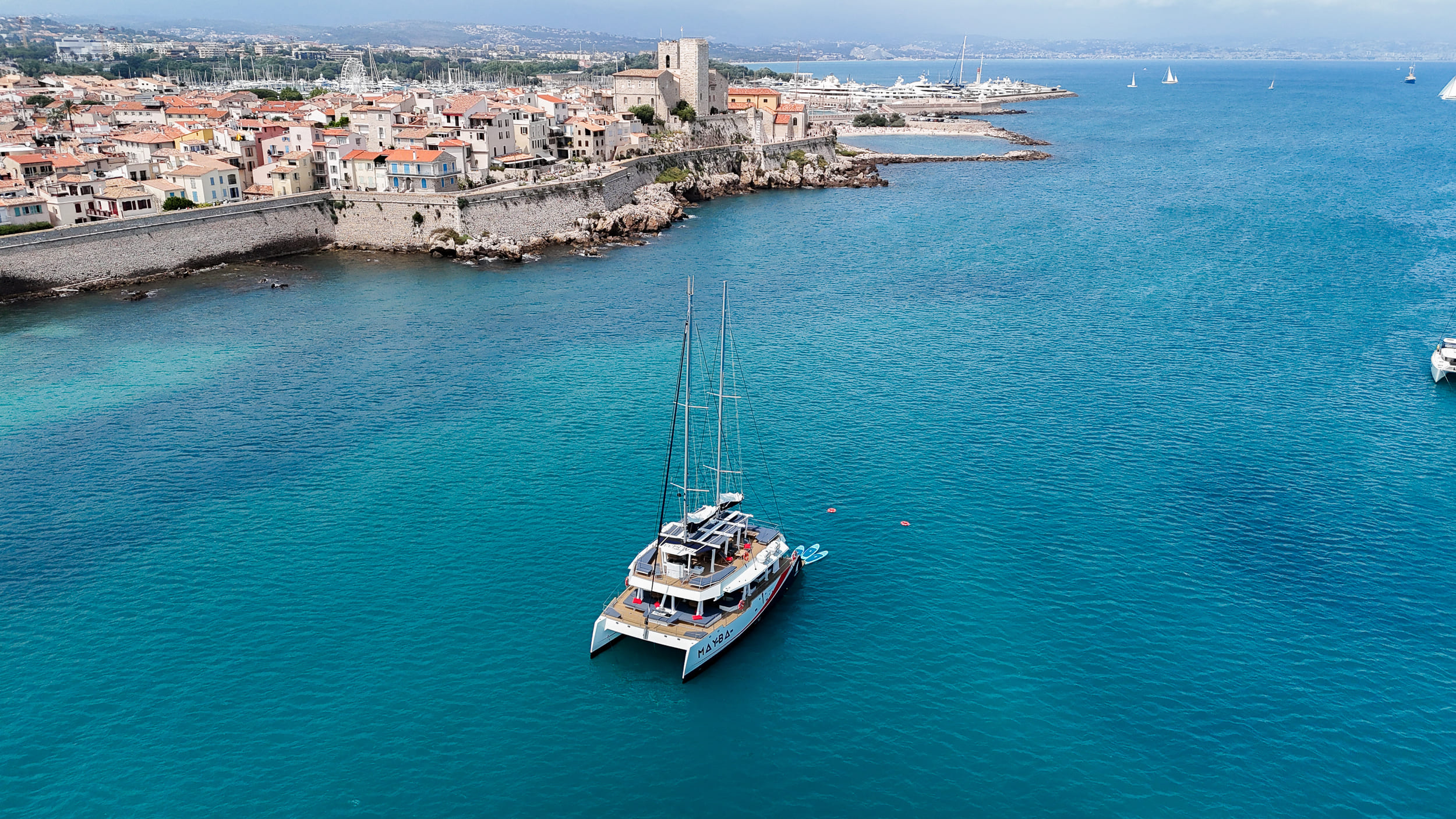 Catamarantocht in de namiddag naar de Lérins-eilanden of Anse de la Salis.