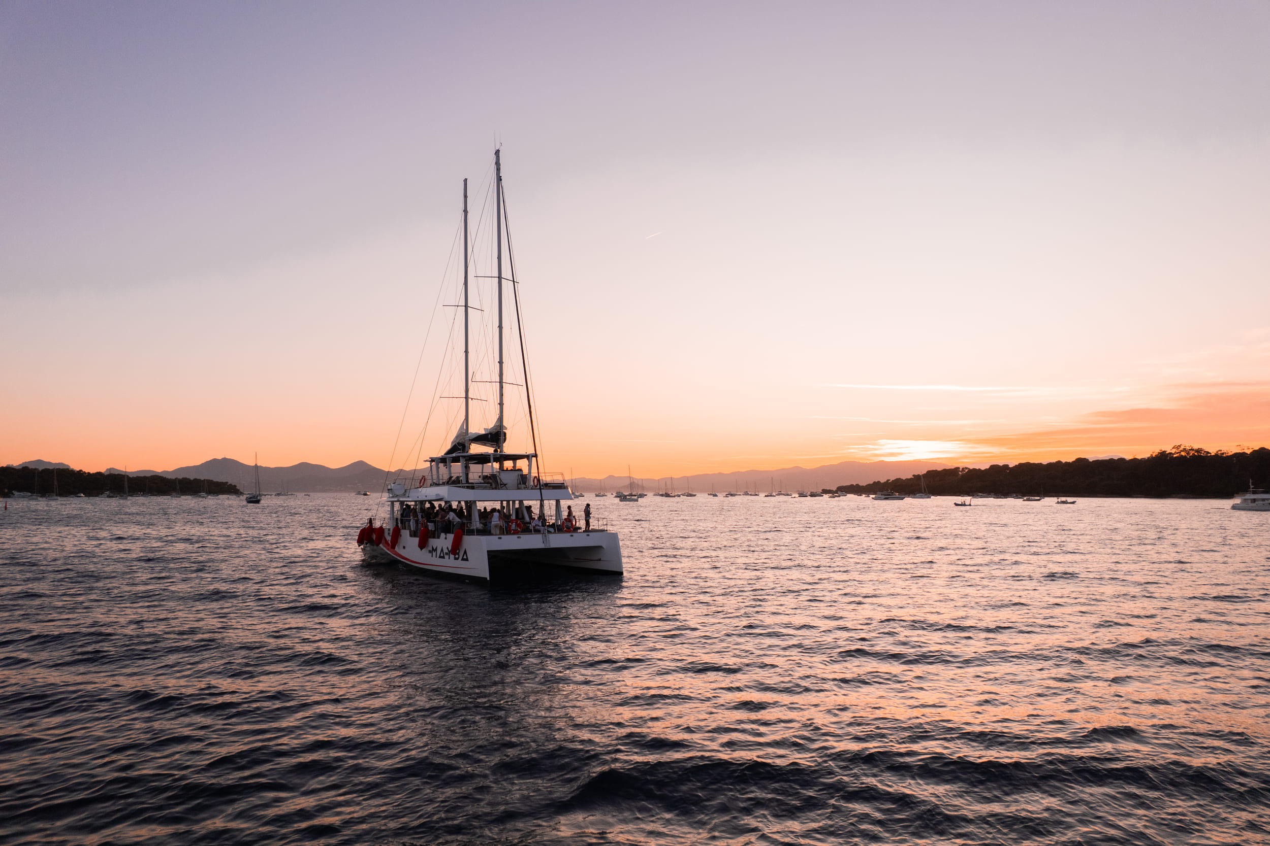 Katamaran-Tour bei Sonnenuntergang entlang des Cap d'Antibes mit Schwimmen & SUP.