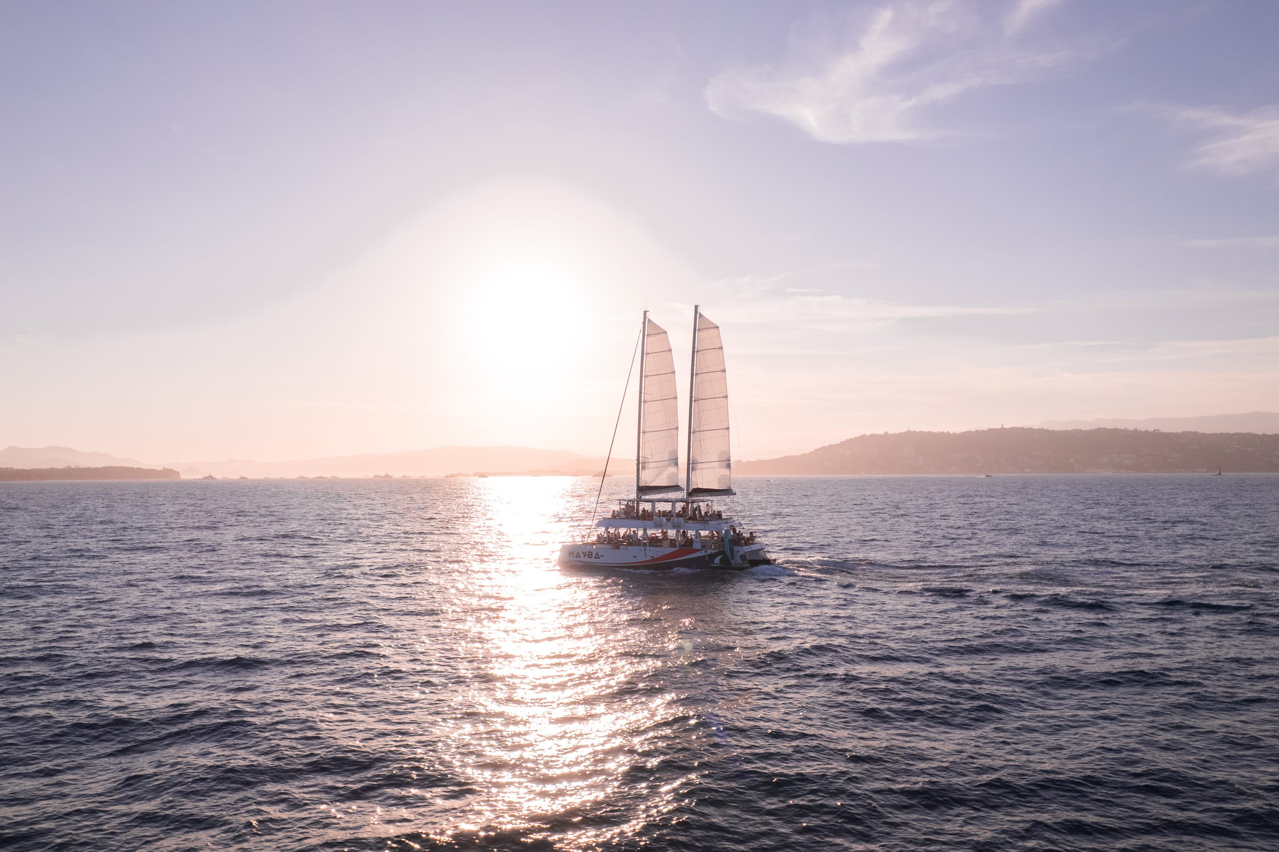 Katamaran-Tour am Abend zur Anse de la Salis mit Aperitif & Musik mit AMC Cape Grace Côte d'Azur.