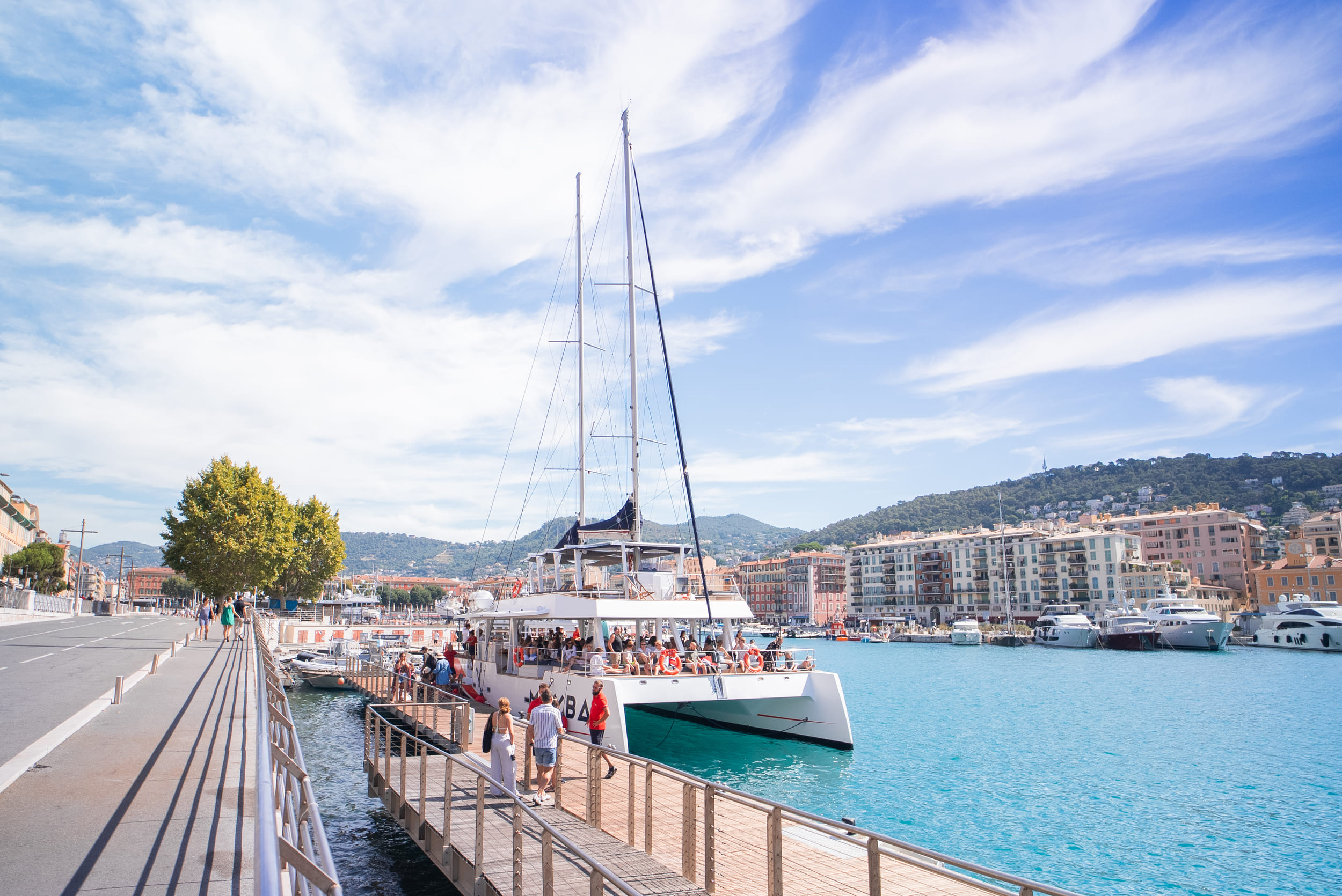 Katamaran-Tour am Morgen entlang der Promenade des Anglais mit Schwimmen & SUP mit AMC Cape Grace Côte d'Azur.