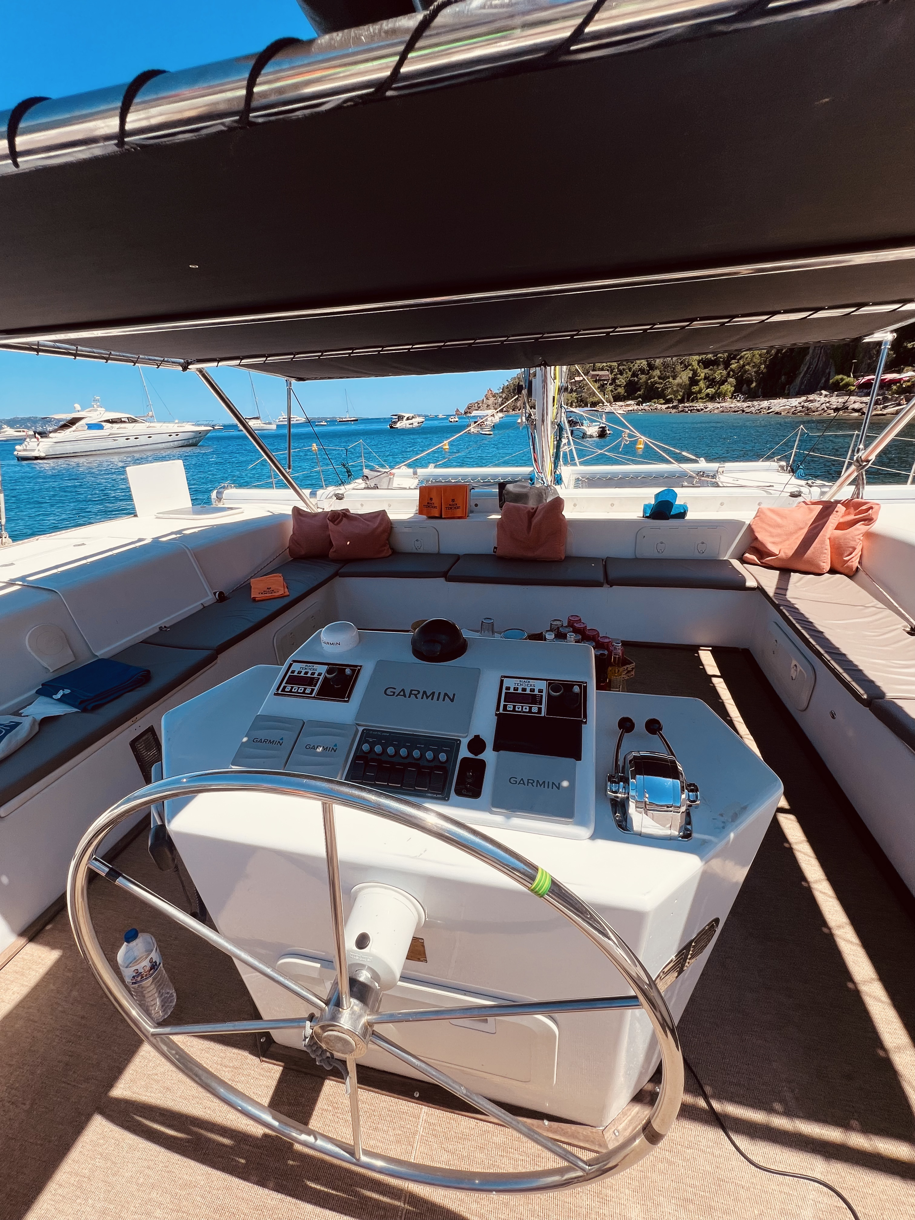 Balade en catamaran aux Îles Lérins avec Baignade & Snorkeling.