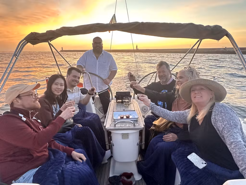 Excursion privée en voilier le long du fleuve Douro avec boisson de bienvenue & collations - Coucher du soleil.