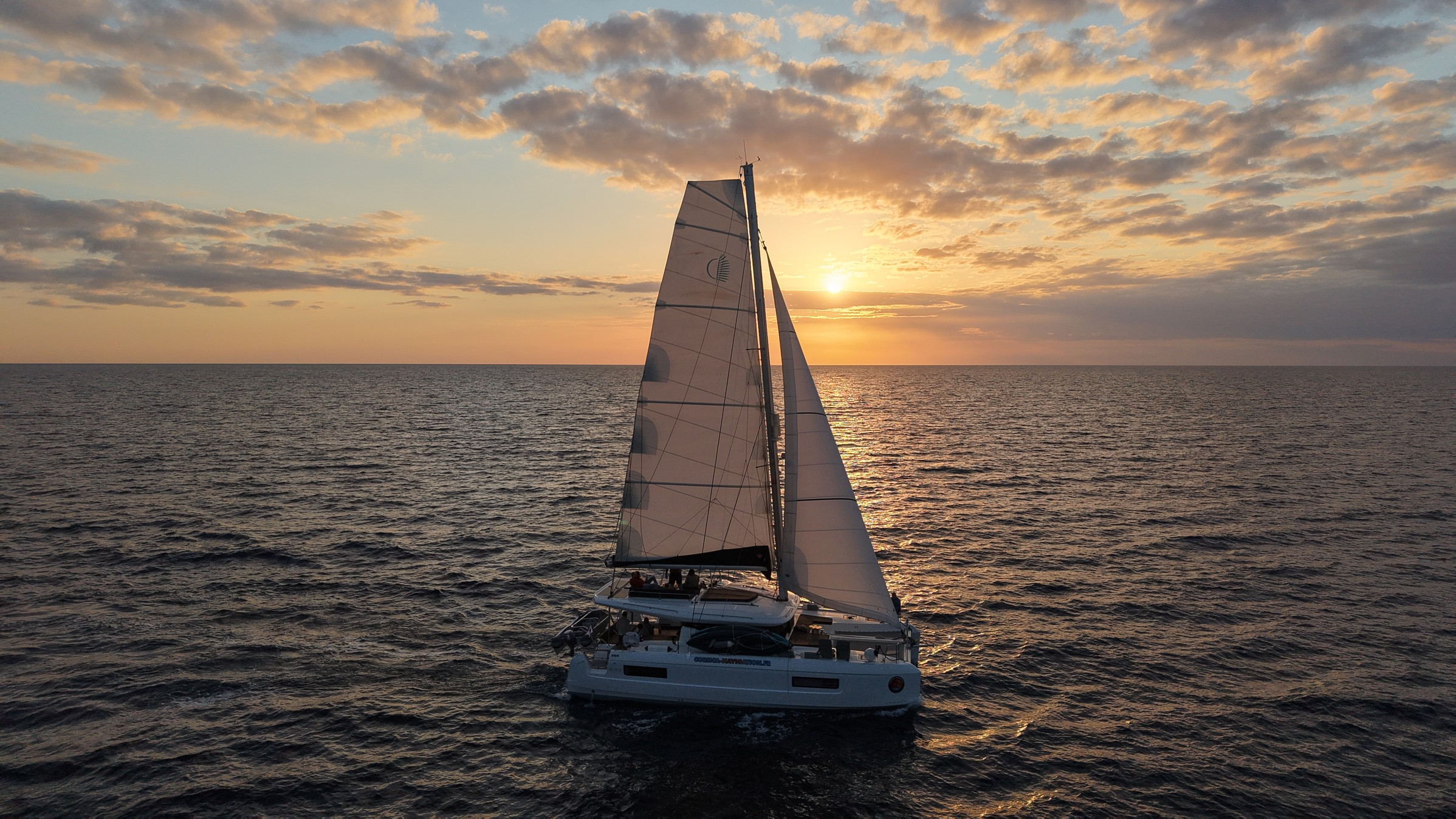 Balade en catamaran au coucher du soleil au Désert des Agriates avec Apéritif avec Corsica Navigation Île-Rousse.