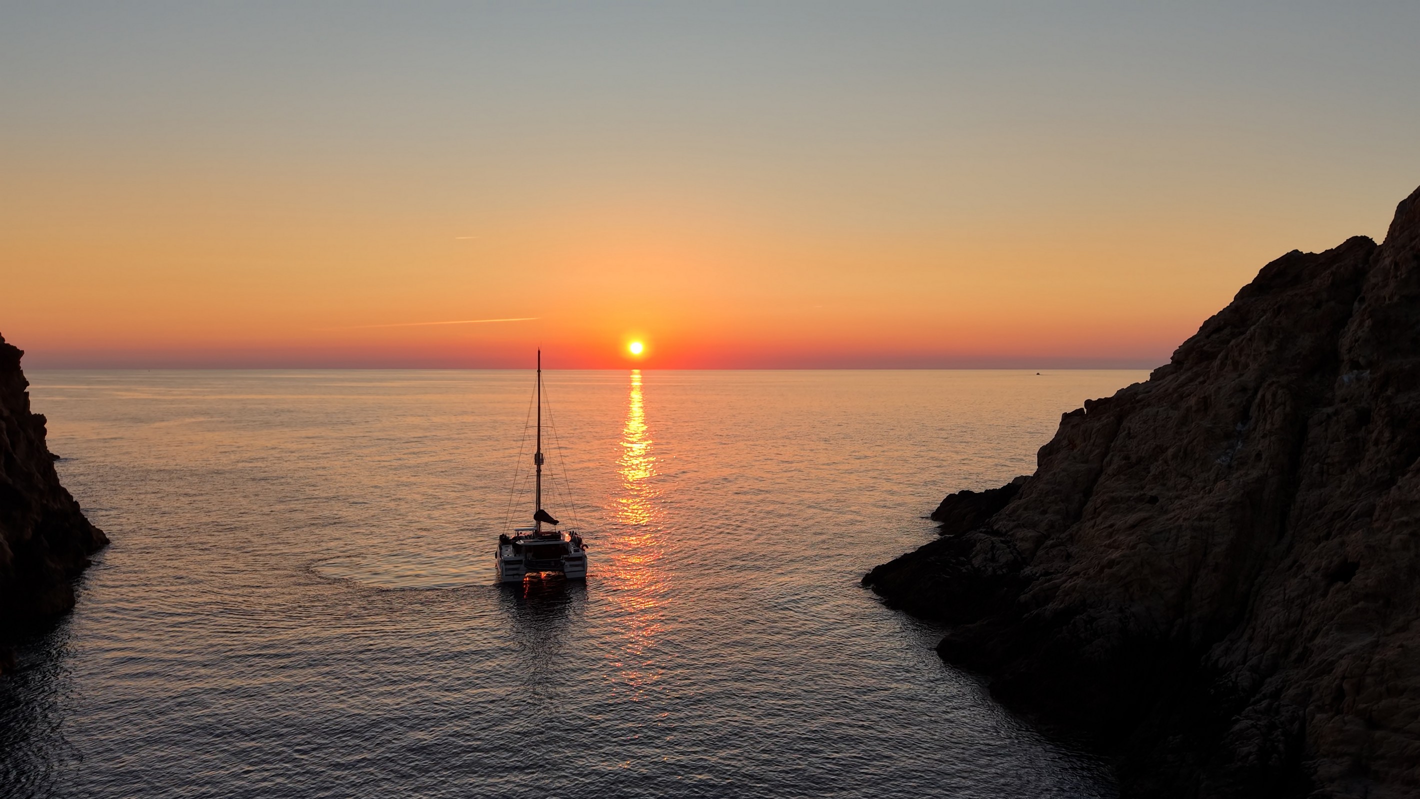 Katamaran-Tour bei Sonnenuntergang zur Agriates-Wüste mit Aperitif.