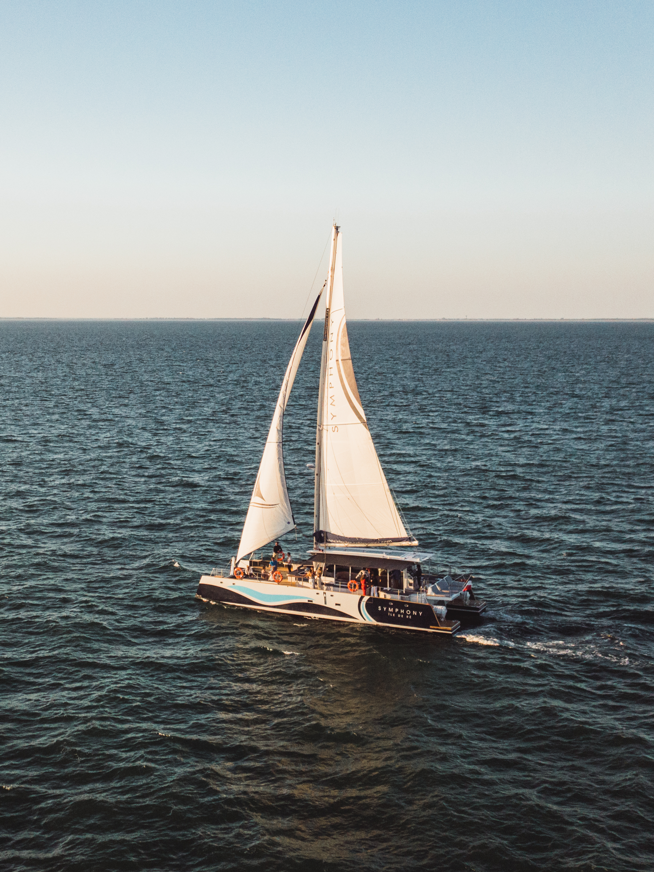 Balade en catamaran au coucher de soleil depuis Saint-Martin-de-Ré avec Inter-îles Catamarans.