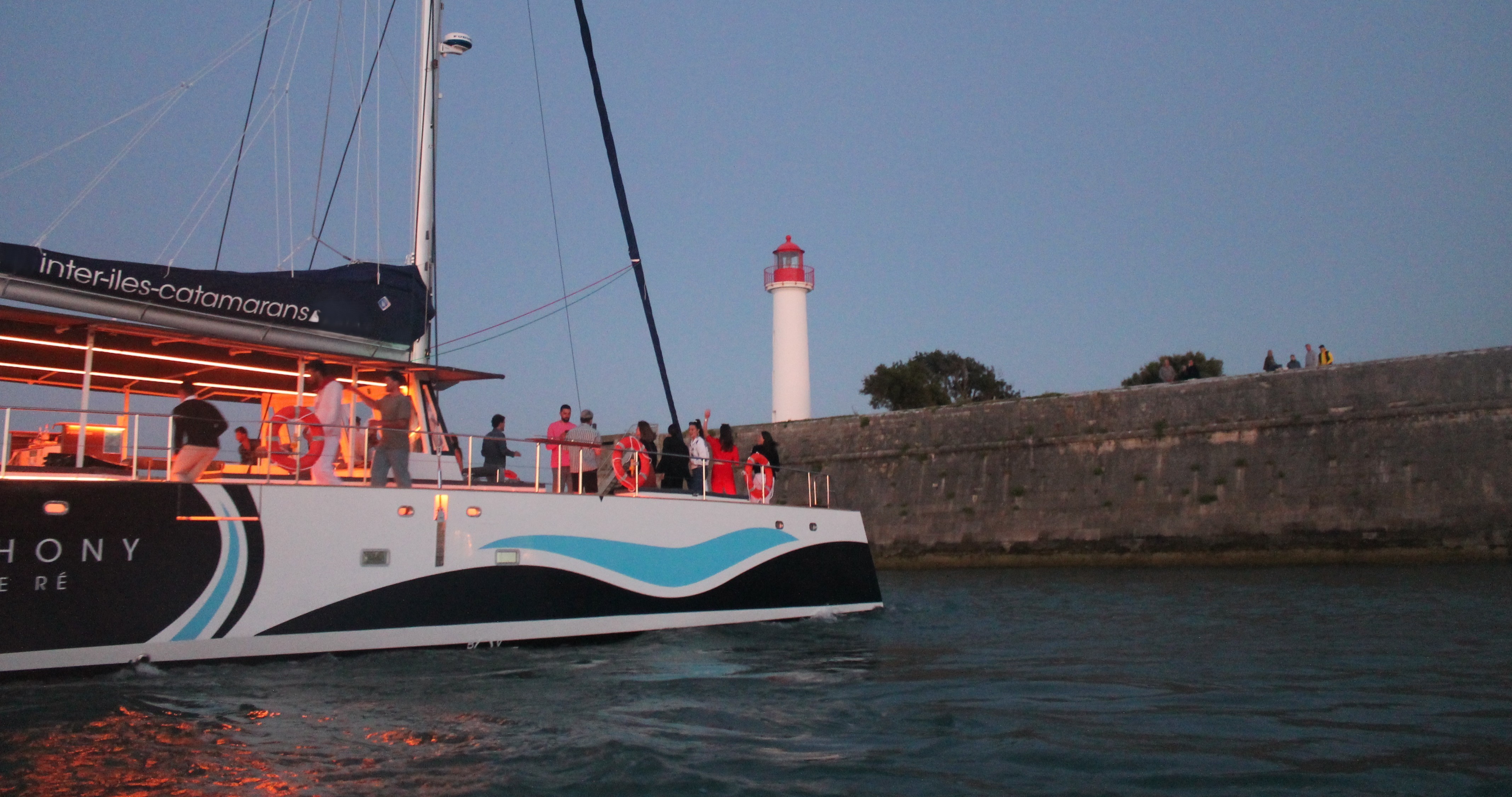 Balade en catamaran au coucher de soleil depuis Saint-Martin-de-Ré.