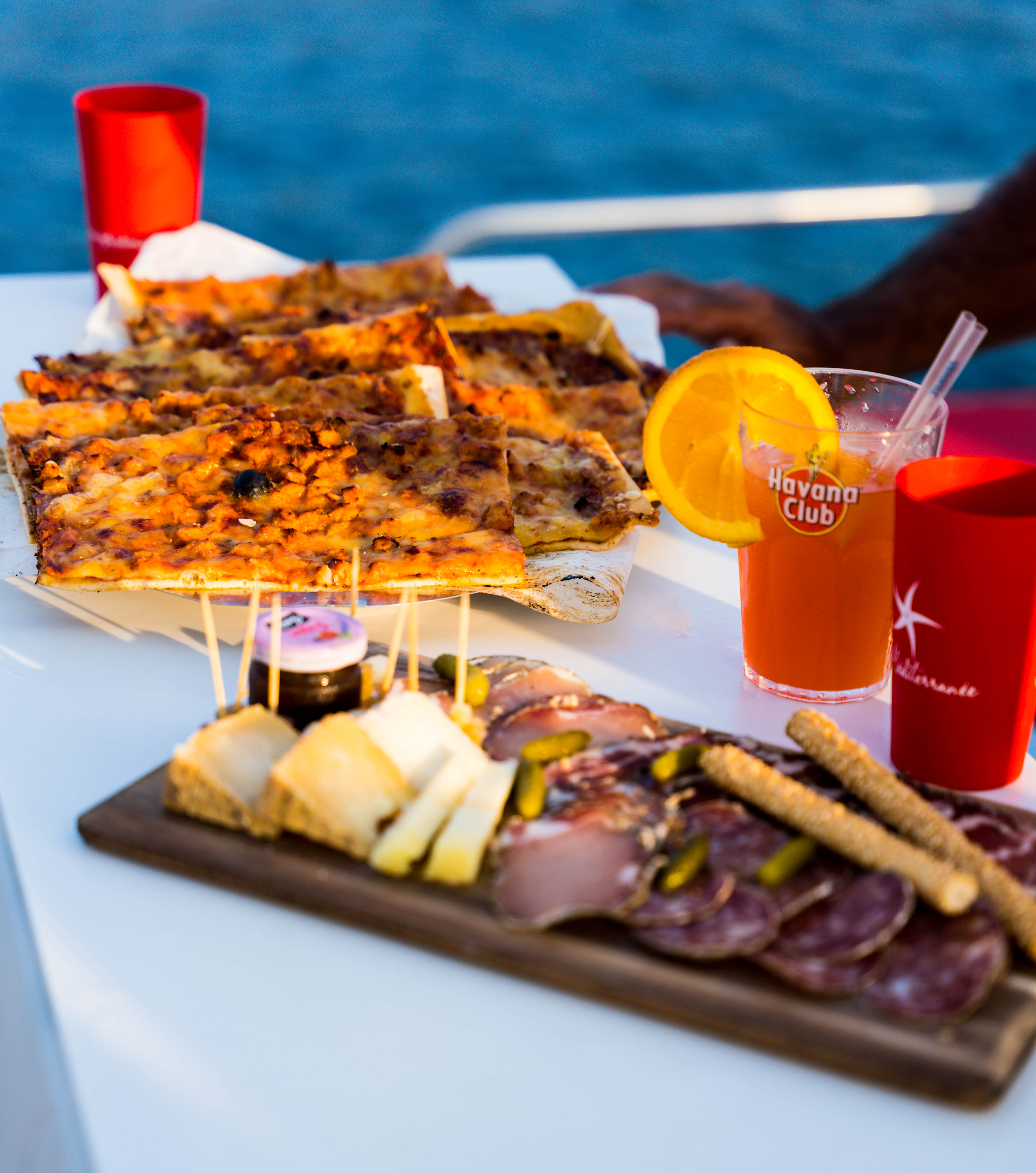 Privater Katamaran-Ausflug bei Sonnenuntergang in der Bucht von Ajaccio mit DJ.