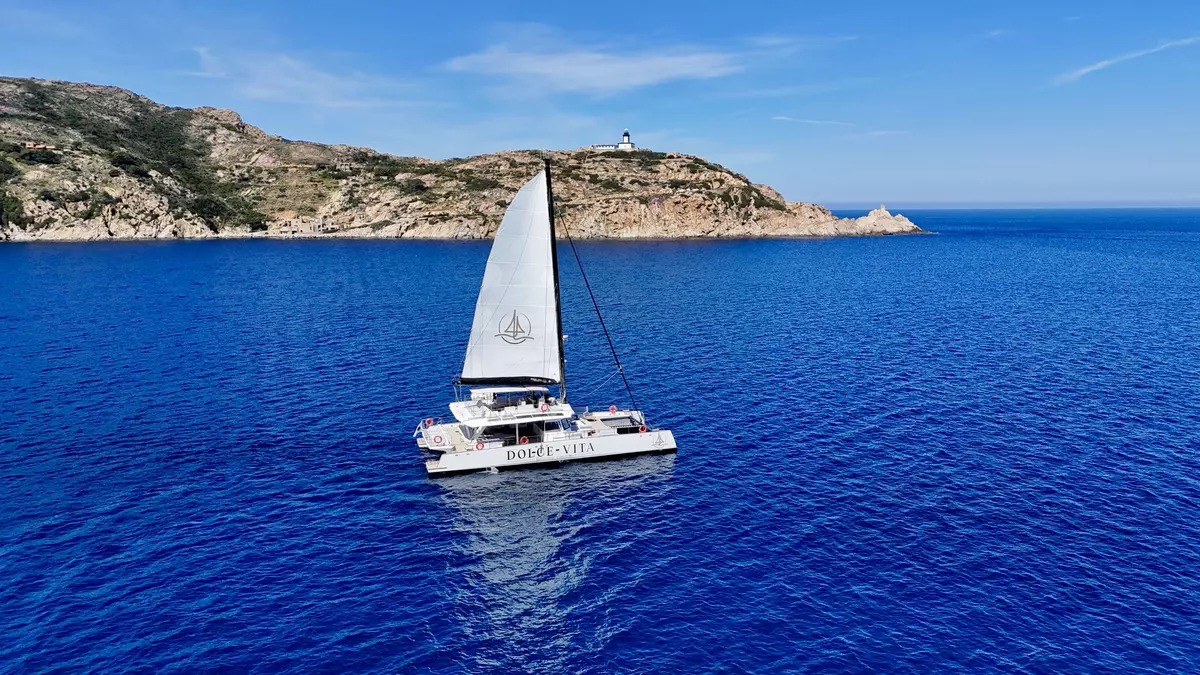 Balade en catamaran dans la baie de Calvi avec Brunch et Baignade.
