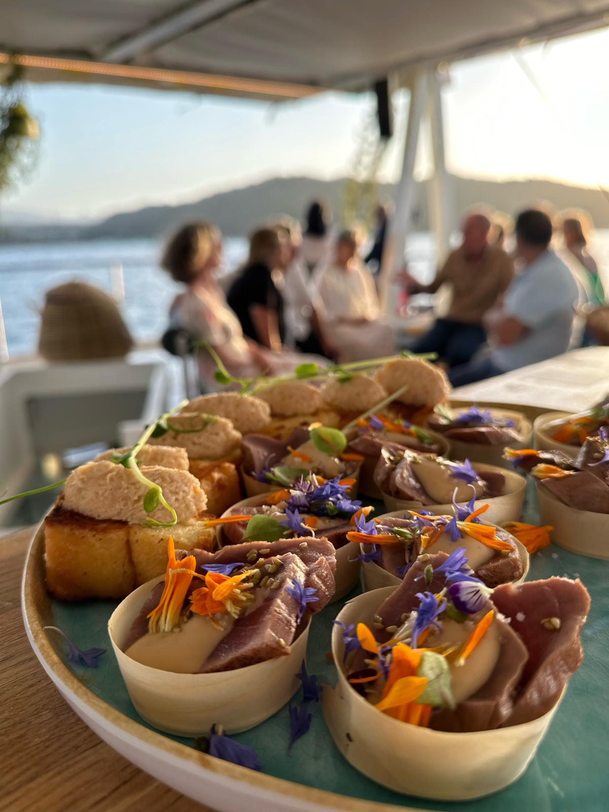 Catamarantocht in de baai van Calvi met brunch en zwemmen met Dolce Vita Catamaran Calvi.