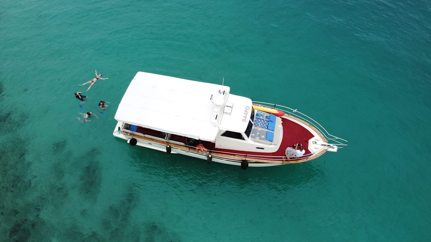 Giro in barca da Poreč a Lim Fjord e alle grotte dei pirati con Sampei Premium Boat Tours Poreč.