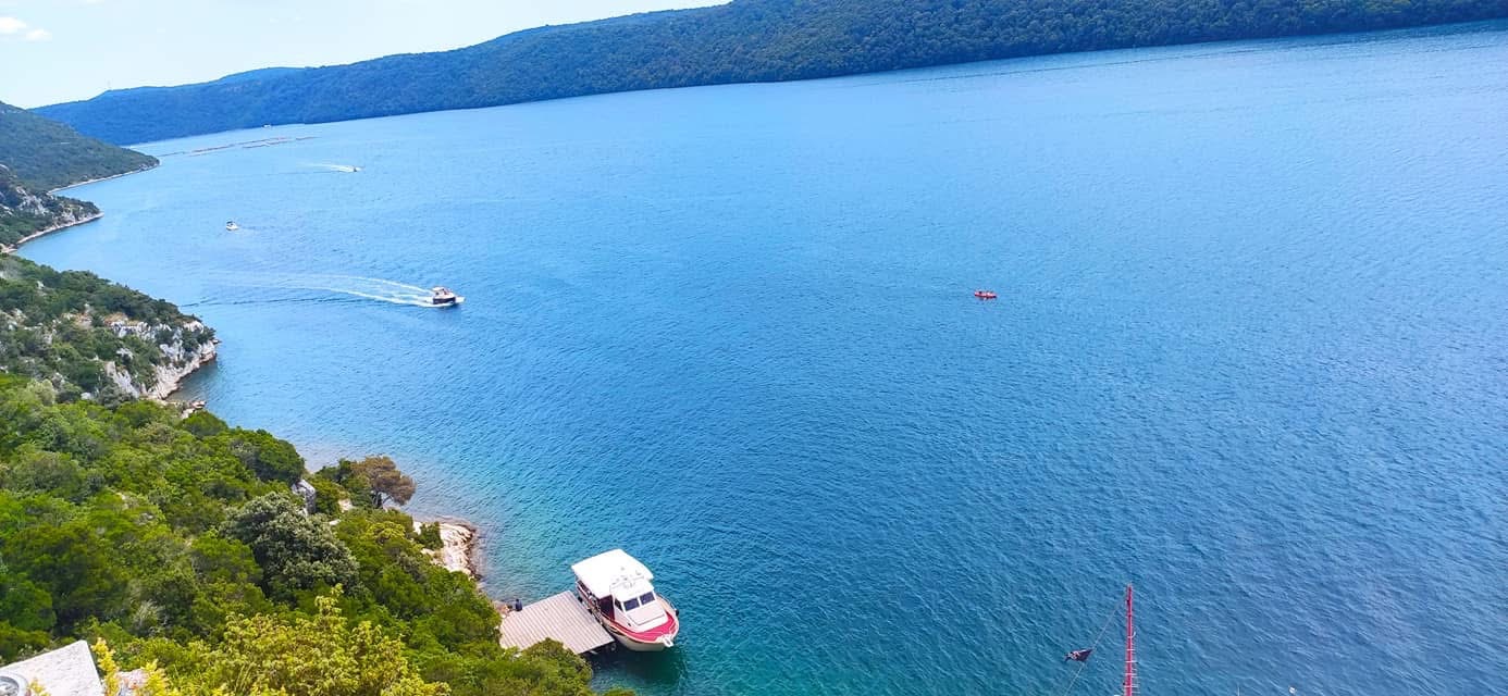 Giro in barca da Poreč a Lim Fjord e alle grotte dei pirati.