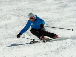 A man is enjoying his private ski lessons for adults with ski school Neustift Olympia in Serlesbahnen Mieders.