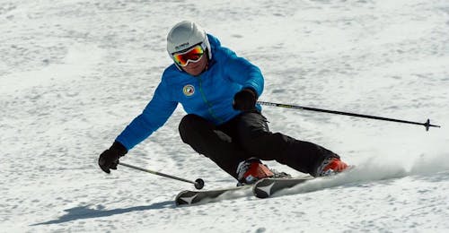 Privé skilessen voor volwassenen met Skischule Neustift Olympia Een man geniet van zijn privé skilessen voor volwassenen bij skischool Neustift Olympia in Serlesbahnen Mieders.