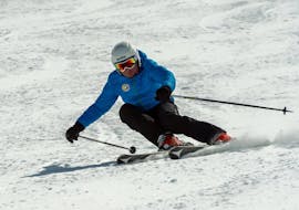 Un hombre disfruta de sus clases particulares de esquí para adultos, con la escuela de esquí Neustift Olympia en Serlesbahnen Mieders.