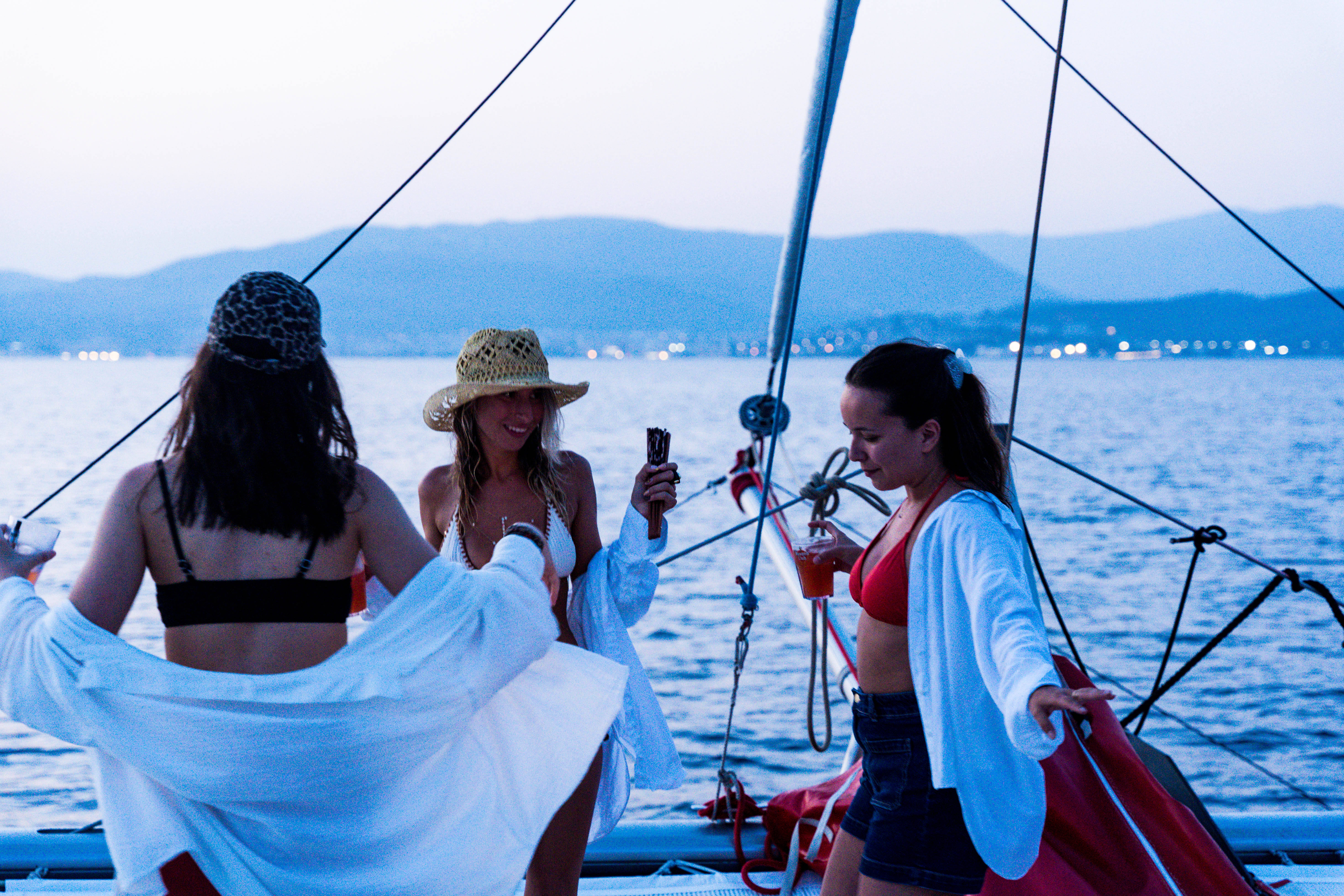 Privater Katamaran-Ausflug bei Sonnenuntergang in der Bucht von Ajaccio mit DJ.