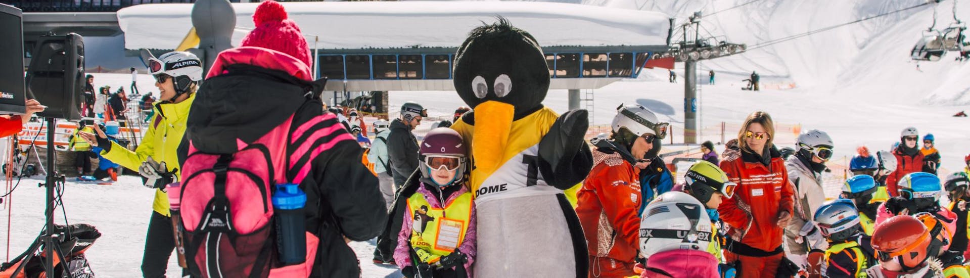 BOBO de pinguïn knuffelt kinderen tijdens de Kids Skilessen "Fun Package" (4-15 j.) voor beginners bij Ski Dome Oberschneider in Kaprun. 