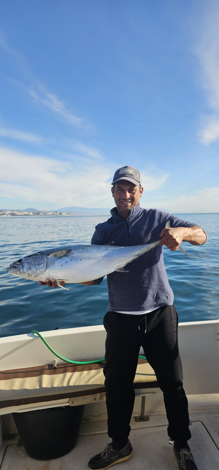 Excursión de pesca privada en barco en Fuengirola con bebidas con Monarca Nautica Fuengirola.