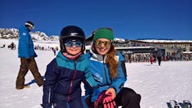 Deux snowboardeurs lors des Cours particulier de ski Enfants à Serlesbahnen Mieder avec l'école de ski Neustift Olympia.