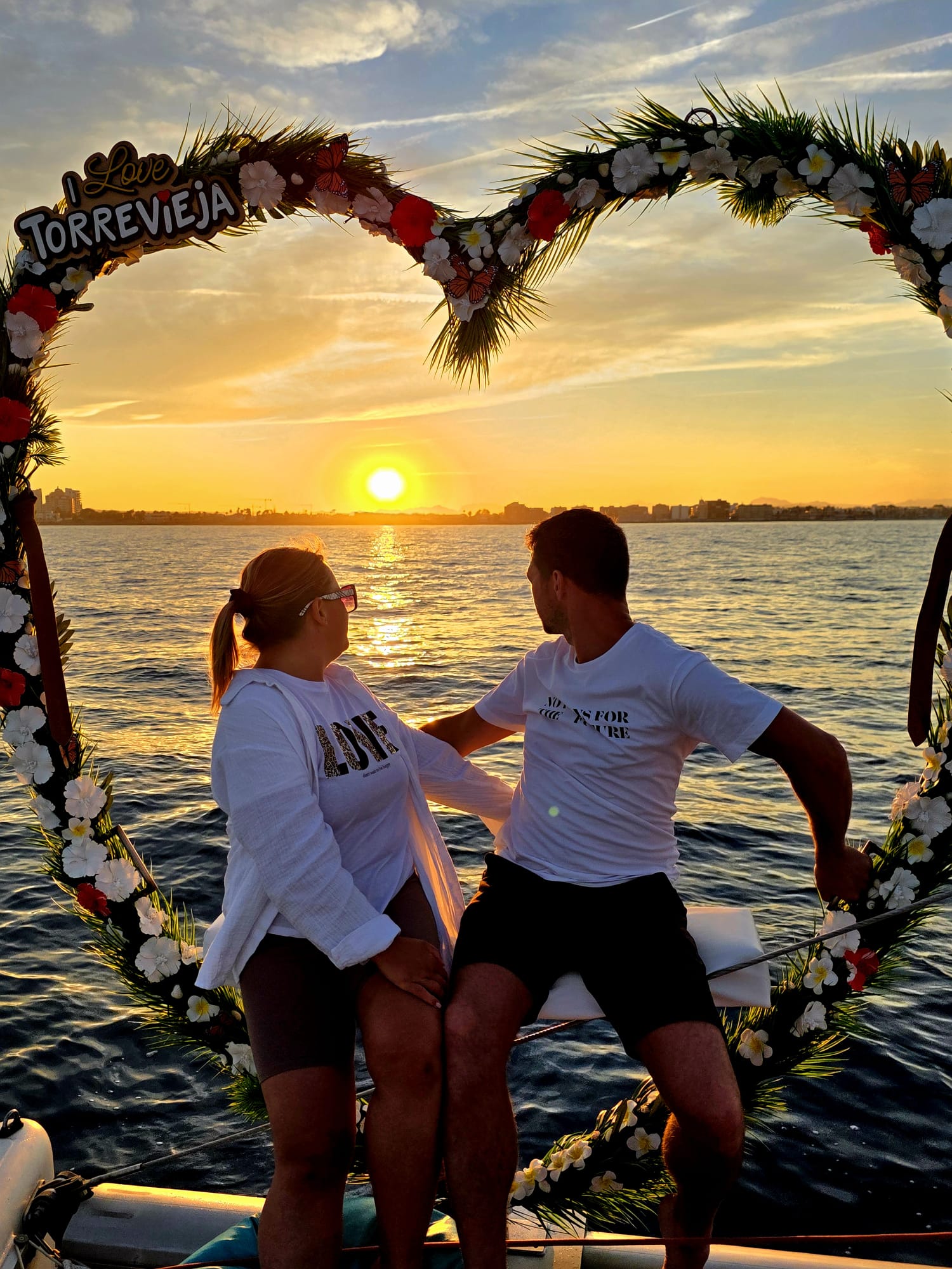 Katamaran-Tour bei Sonnenuntergang entlang der Küste von Torrevieja mit Schwimmen.