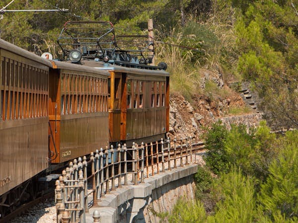 Excursión de un día desde Palma de Mallorca a Sóller y Sa Calobra con paseo en barco con Vall Sóller Services.