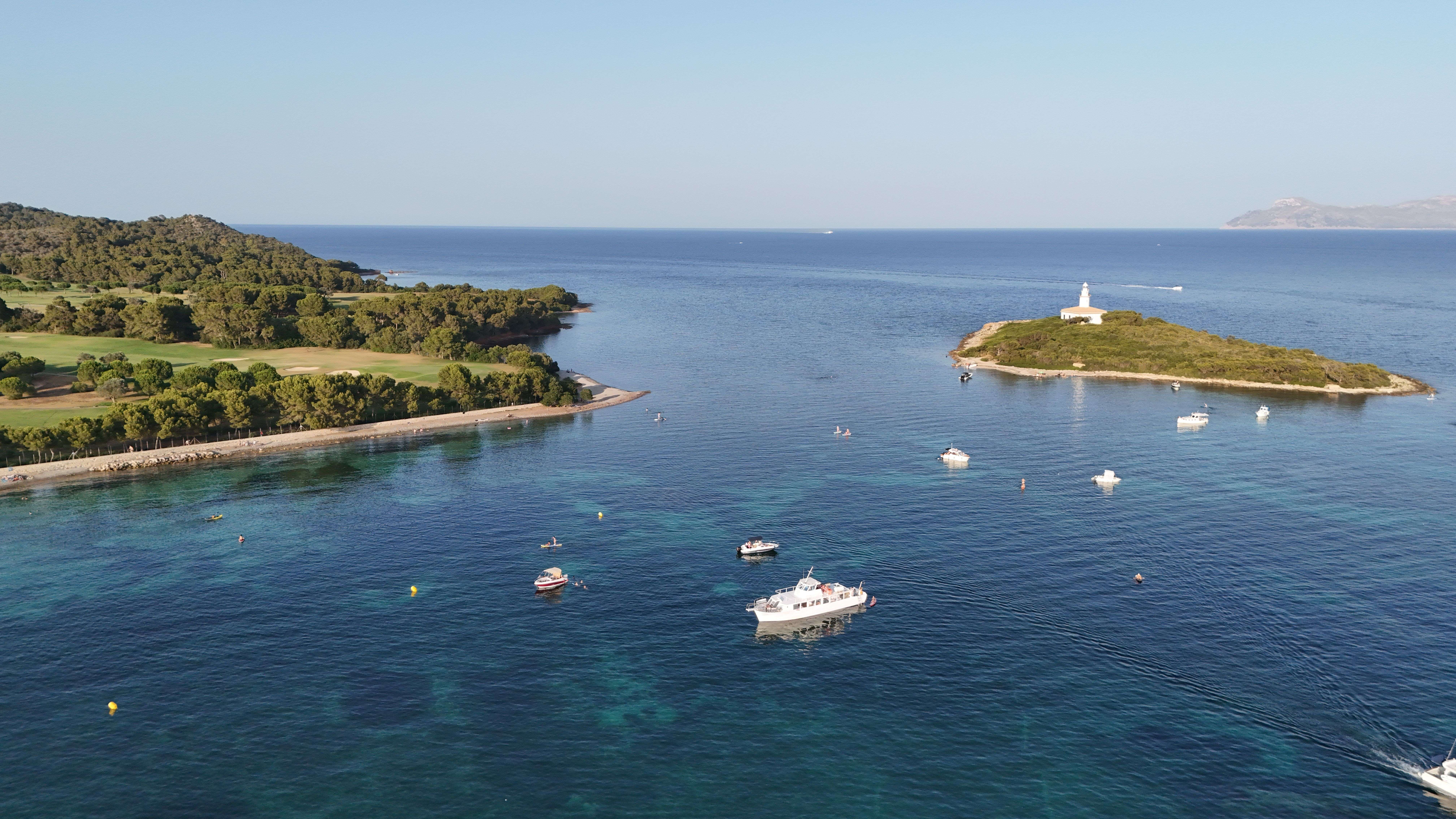 Bootstour in der Bucht von Alcúdia am Morgen mit Tapas, Getränken und Schwimmen.