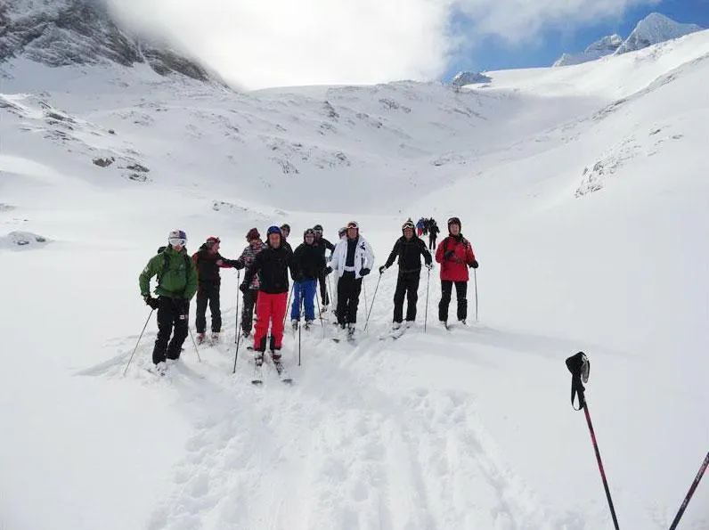 Adult Ski Lessons for Advanced Skiers with the ski school Hopl Schladming People doing adult ski lessons for advanced skiers with skischool Hopl in schladming.