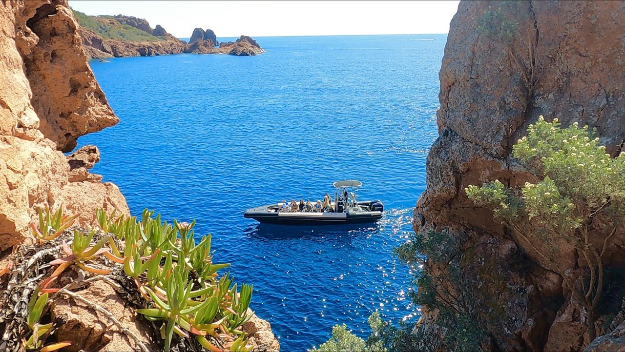 Balade en bateau semi-rigide vers les Calanques de l'Esterel avec Baignade avec Sea You Sun Fréjus & Saint-Raphaël.