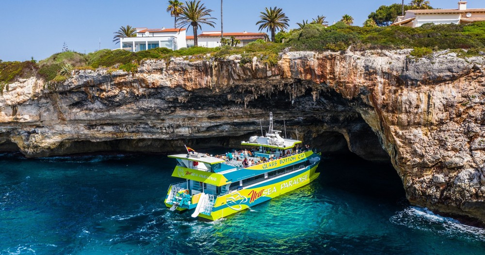 Glasboden-Katamarantour ab Cales de Mallorca mit Mallorca Sea Paradise.