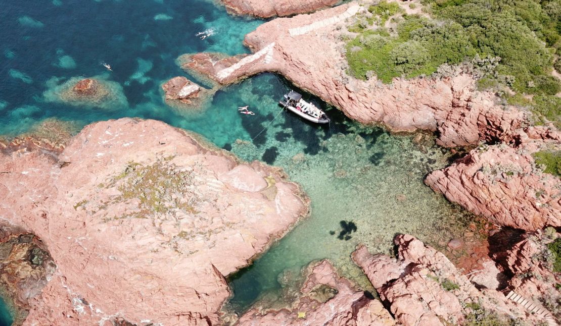 RIB-Bootstour von Fréjus zu den Calanques de l'Esterel mit Schwimmen & Musik.