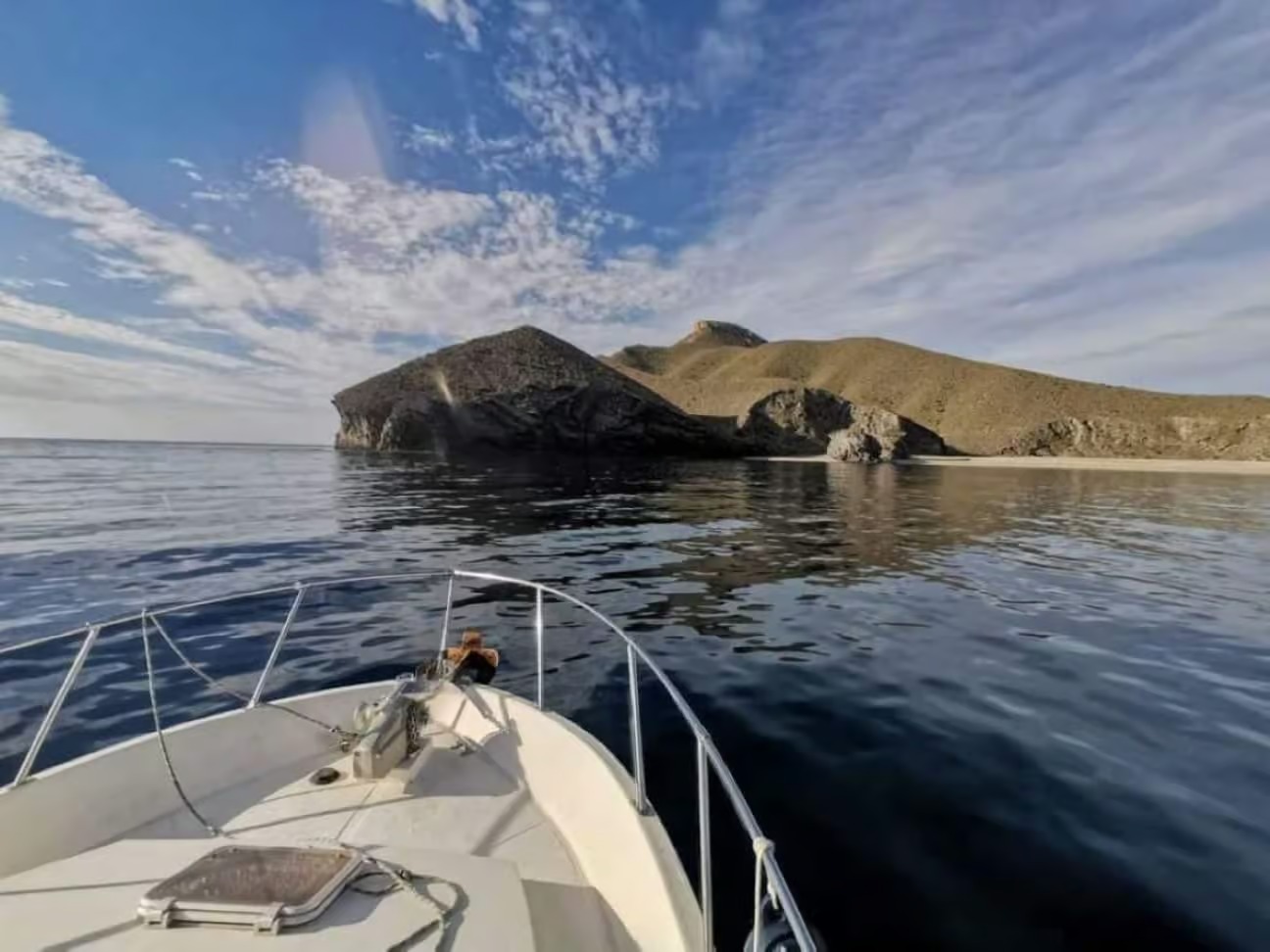 Giro in yacht alle 5 calette di Cabo de Gata con soste per nuotare.
