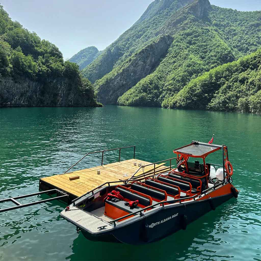 Paseo en barco a Río Shalës con North Albania Boat.
