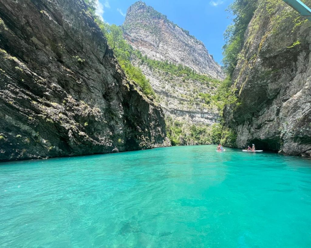 Privé boottocht naar Shalës Rivier met North Albania Boat.