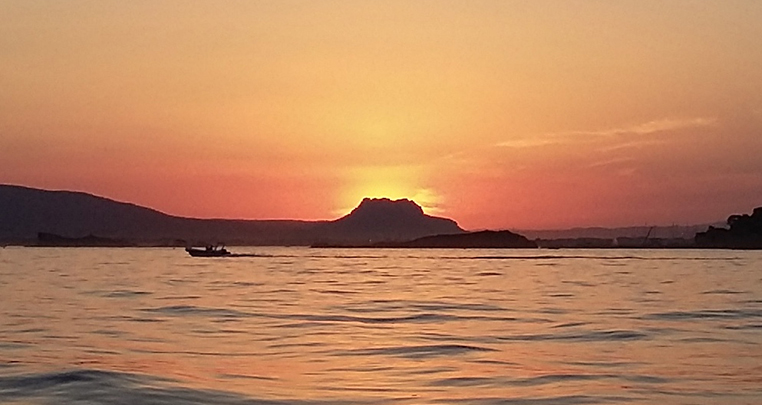 Boottocht bij zonsondergang van Saint-Raphaël naar Cap Dramont met zwemmen & SUP.