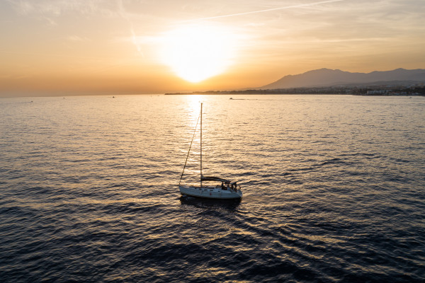 Segeltour in Marbella bei Sonnenuntergang mit Delfinbeobachtung, Getränken und Snacks mit Alquiler Veleros Marbella.