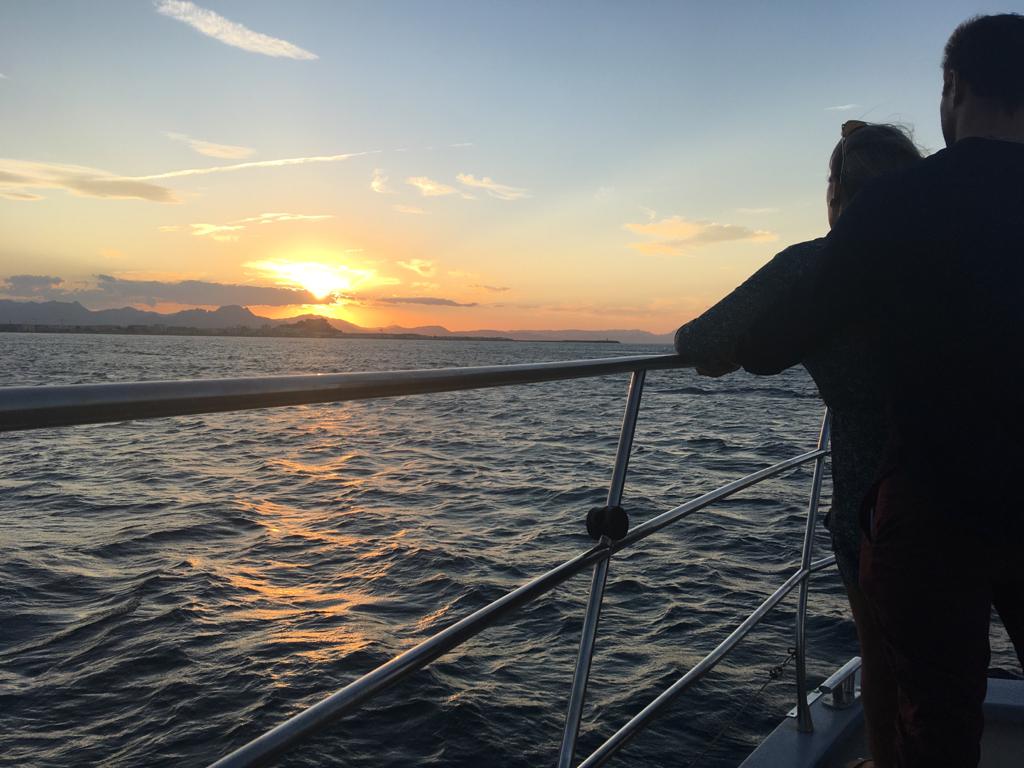 Paseo en catamarán al atardecer desde Valencia con cena.