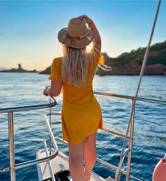 Paseo en catamarán al atardecer desde Valencia con cena con Boramar Valencia.