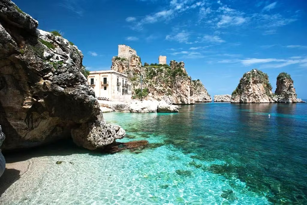 Giro privato in barca lungo la costa di Palermo e Mondello.