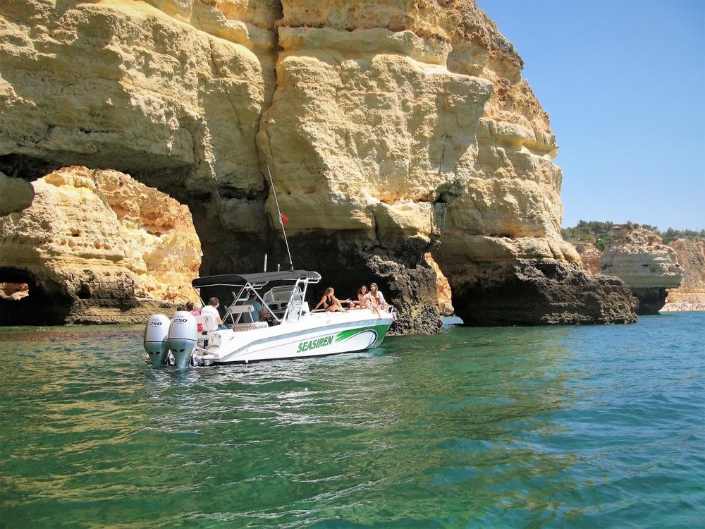 Balade privée en bateau aux grottes de Benagil & à la plage de Marinha avec Seasiren Tours Algarve.