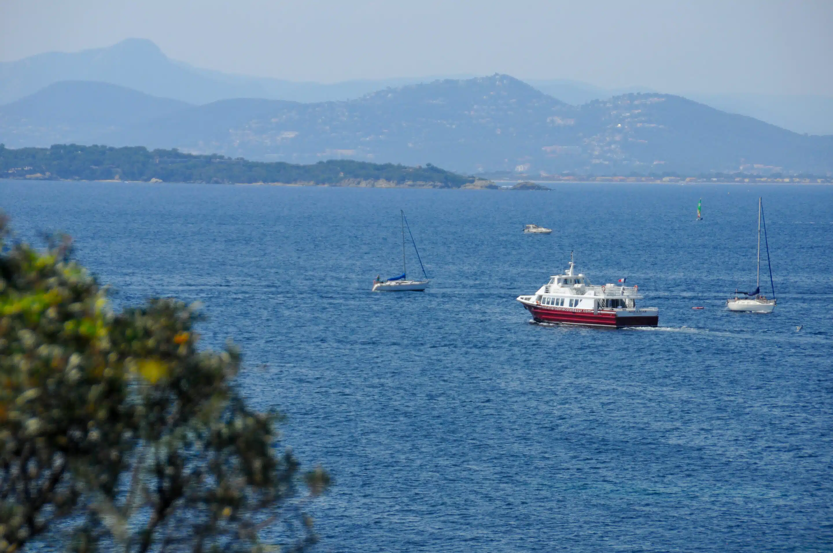 Navette aller-retour pour l'île de Porquerolles depuis La Londe-les-Maures avec Bateliers de la Côte d'Azur.