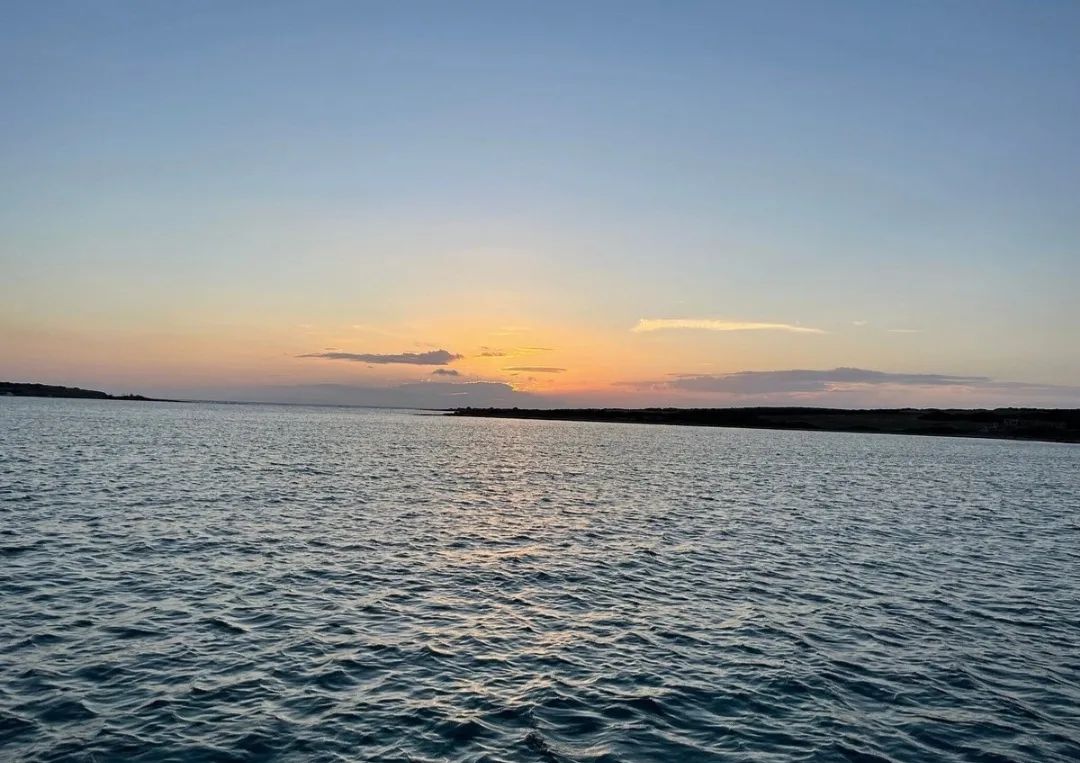 Balade en bateau traditionnel au coucher de soleil au canal de Fira avec Baignade.