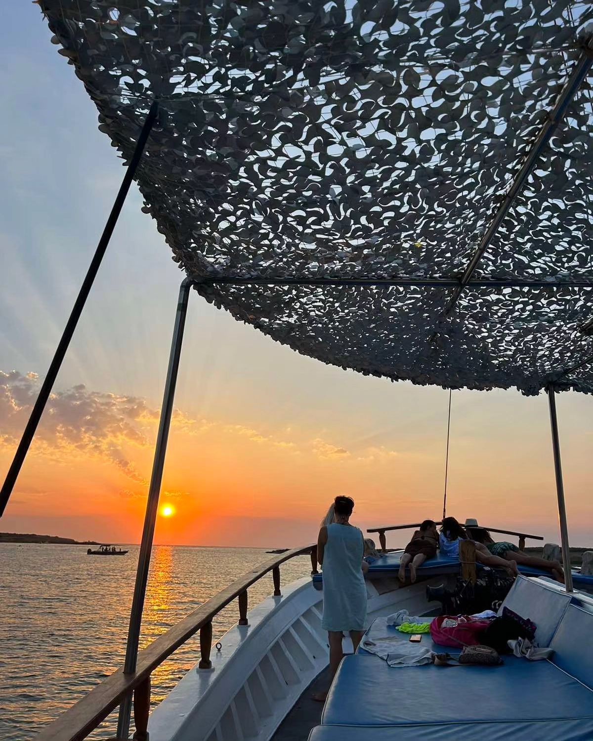 Balade en bateau traditionnel au coucher de soleil au canal de Fira avec Baignade avec Glaraki Cruises Antiparos.