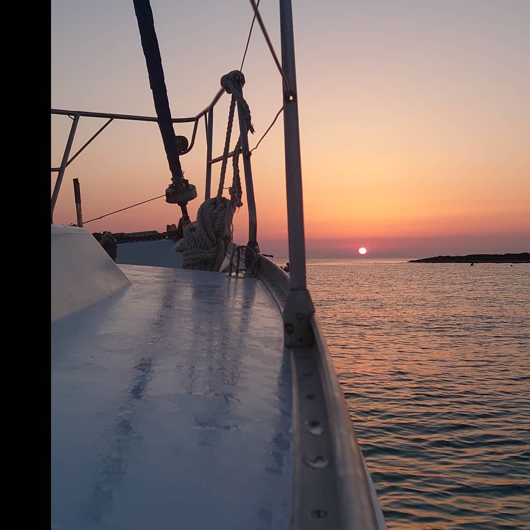 Private Segeltour bei Sonnenuntergang zum Fira-Kanal mit Schwimmen und Open Bar mit Glaraki Cruises Antiparos.