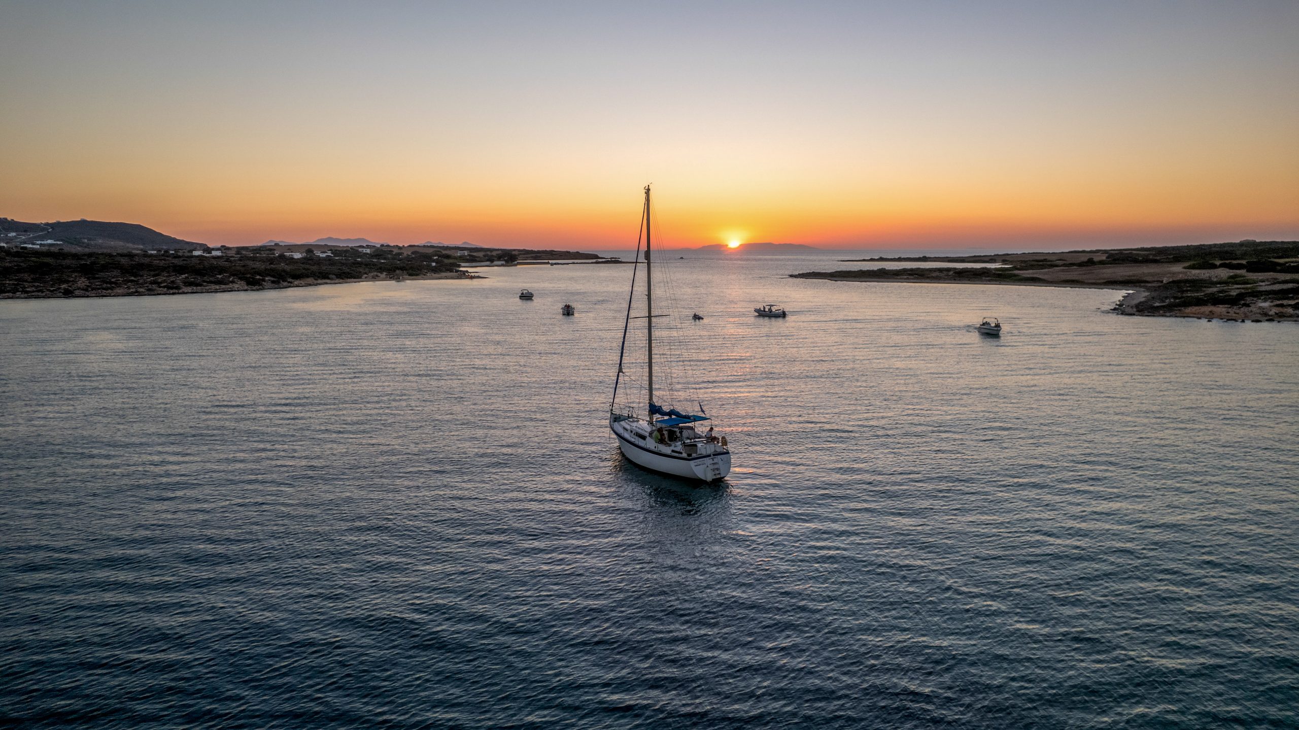 Private Segeltour bei Sonnenuntergang zum Fira-Kanal mit Schwimmen und Open Bar.