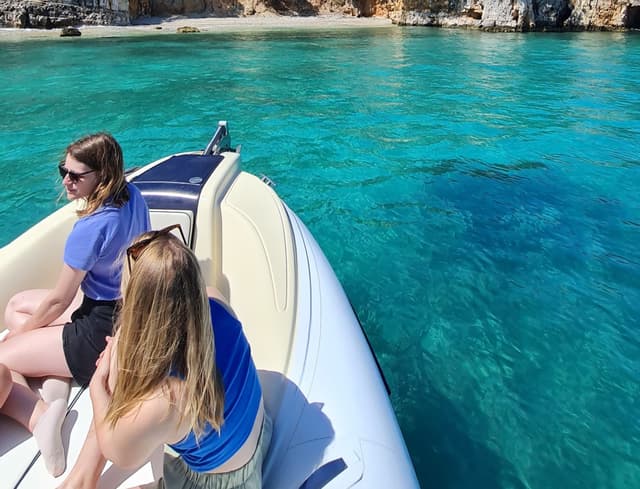Private RIB-Bootstour zur Insel Tongo mit Schnorcheln und Snacks mit Ksamil Watersports & Boat Tours.