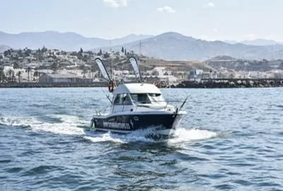 Gita privata in barca da Caleta de Veléz con Catamarán Zostera Caleta de Vélez.