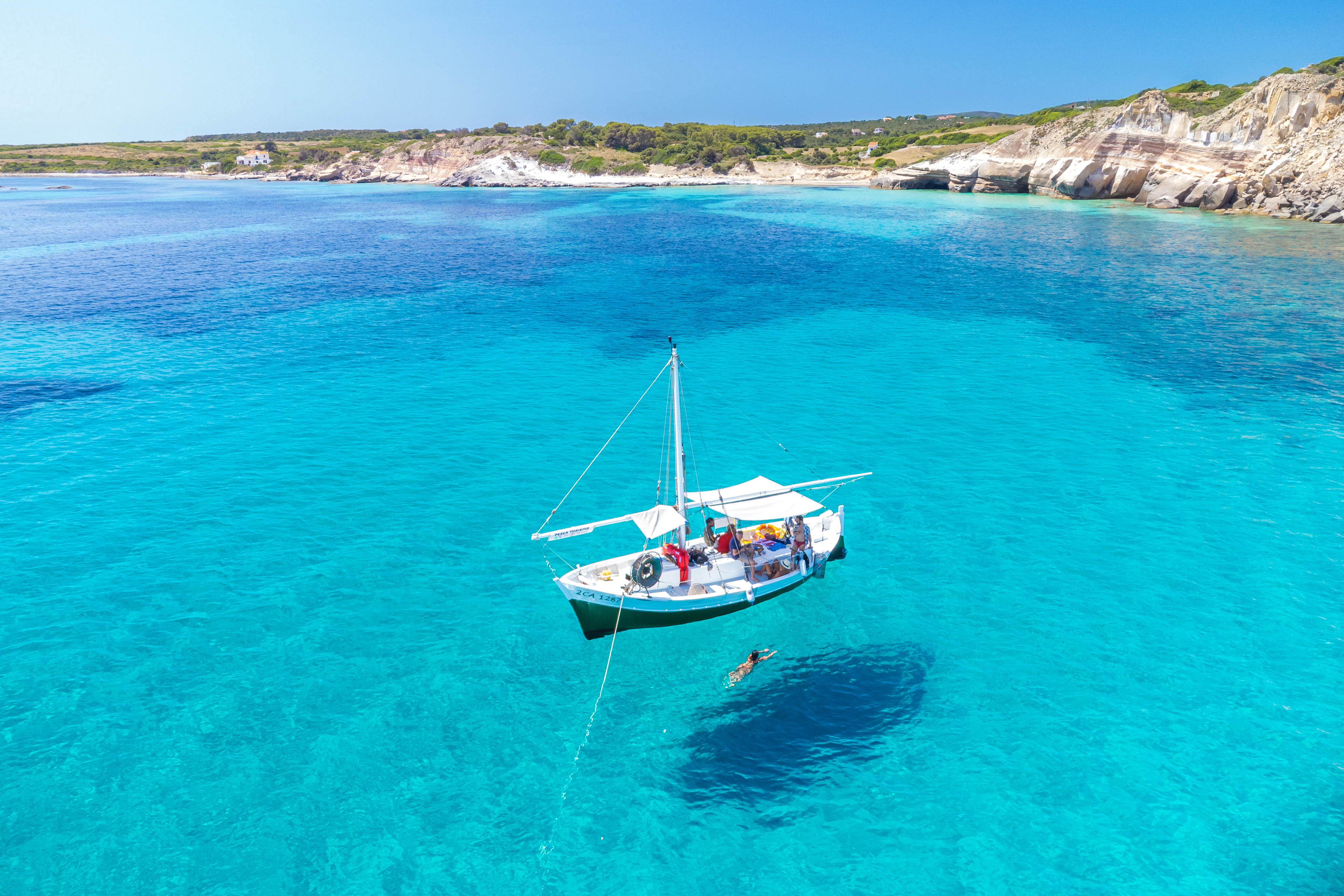 Paseo en velero a Playa de La Bobba   & baño en el mar.