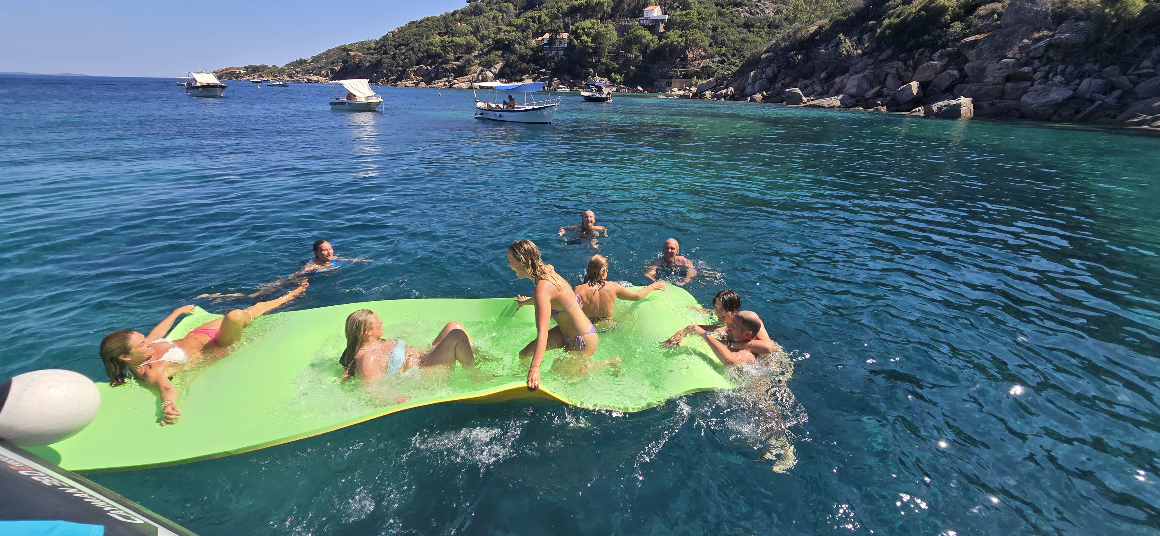 Tour in gommone di una giornata all'Isola del Giglio con aperitivo e tavola da SUP.