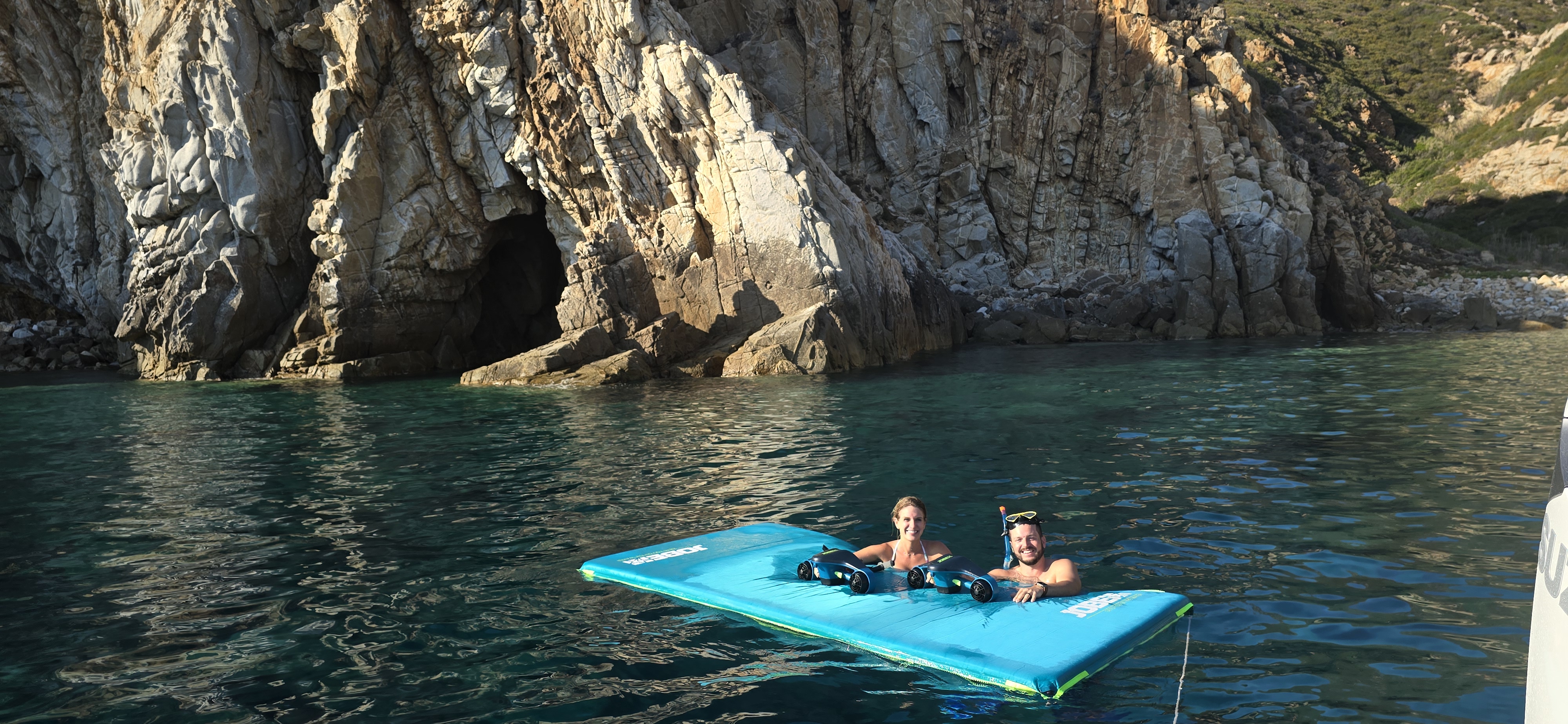 Tour di mezza giornata in gommone privato all'Argentario con aperitivo e SUP.