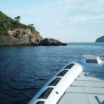 Tour di una giornata in gommone privato all'Isola del Giglio con aperitivo e SUP con Blue Vibes Argentario.