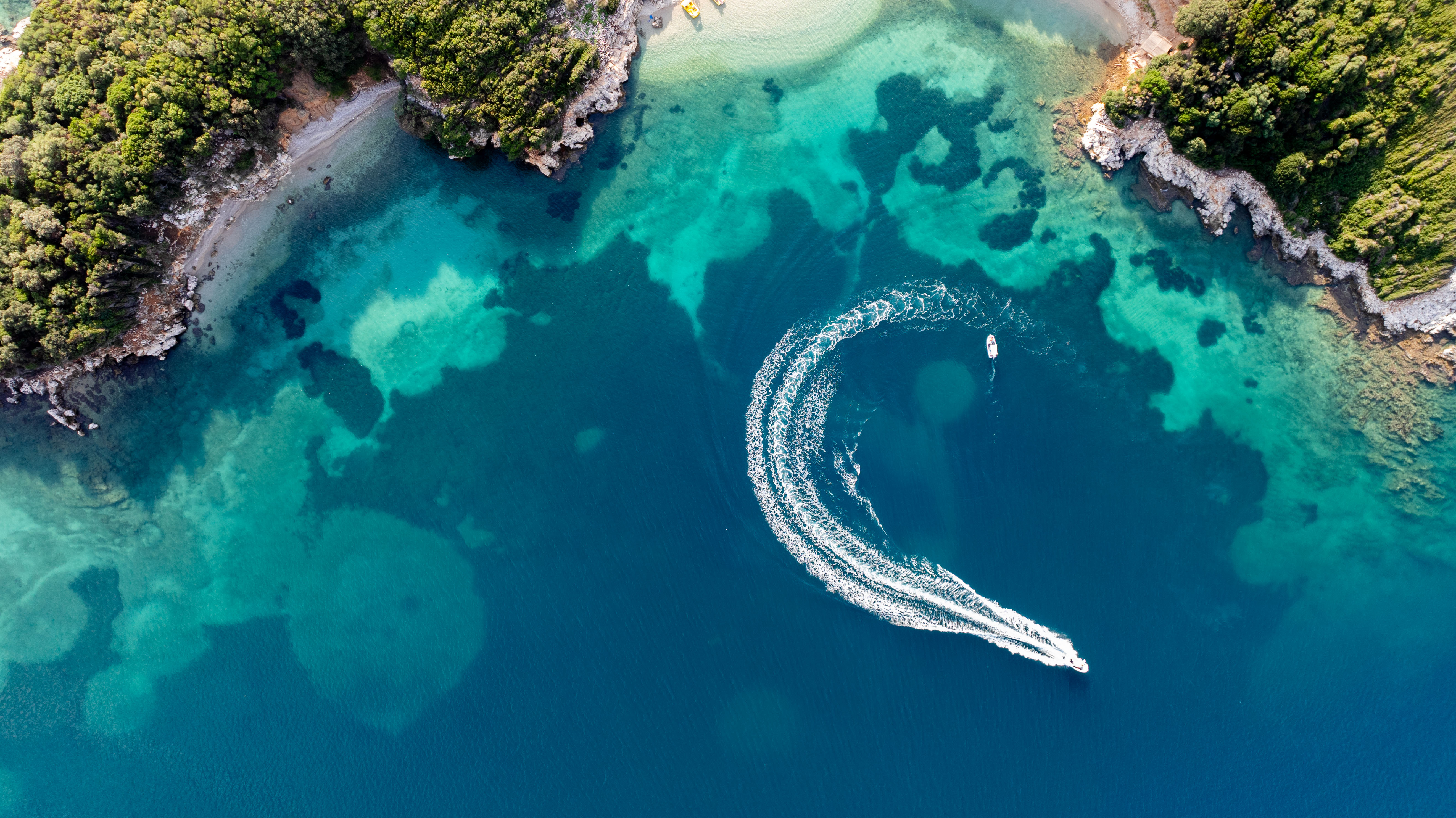 Tour in gommone da Ksamil alla Spiaggia di Pasqyrat e Grotta dei Piccioni con snorkeling.